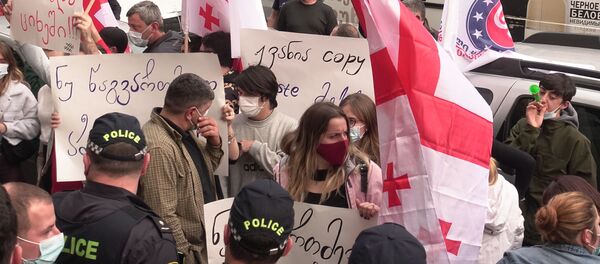 საპროტესტო აქცია ზუგდიდში საარჩევნო კომისიასთან საპროტესტო აქცია ზუგდიდში საარჩევნო კომისიასთან - Sputnik საქართველო