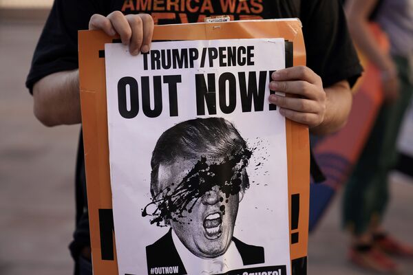 Демонстранты протестовала против Трампа и его призыва остановить подсчет голосов - Sputnik Грузия