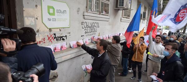 Окружная комиссия Ваке-Сабуртало. Лидеры оппозиции и активисты у входа - Sputnik Грузия