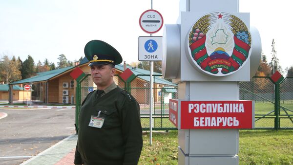 Пограничник у пограничного перехода между Беларусью и Польшей Переров - Sputnik Грузия