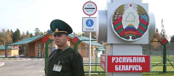 Пограничник у пограничного перехода между Беларусью и Польшей Переров - Sputnik Грузия