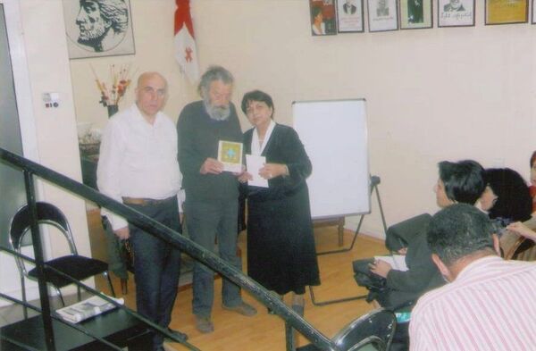 ვინ შექმნა ანბანის ხატი, ახალი ანბანთქება და „ფრთოსანი ანბანი“ ფრინველების ბუმბულებისგან ვინ შექმნა ანბანის ხატი, ახალი ანბანთქება და „ფრთოსანი ანბანი“ ფრინველების ბუმბულებისგან - Sputnik საქართველო