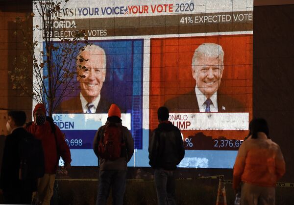 Экран в Вашингтоне с предварительным подсчетом голосов за кандидатов в президенты США - Sputnik Грузия
