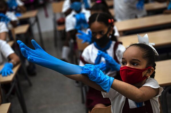 Ученица школы в защитных перчатках и маске в школе - Sputnik Грузия