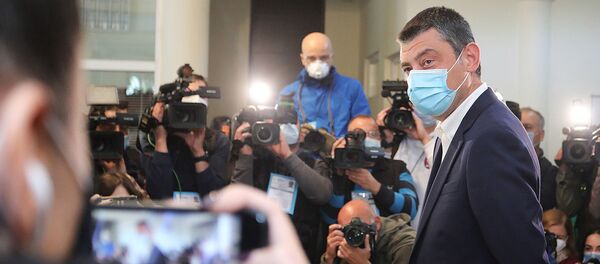 Георгий Гахария во время голосования на парламентских выборах в Грузии - Sputnik Грузия