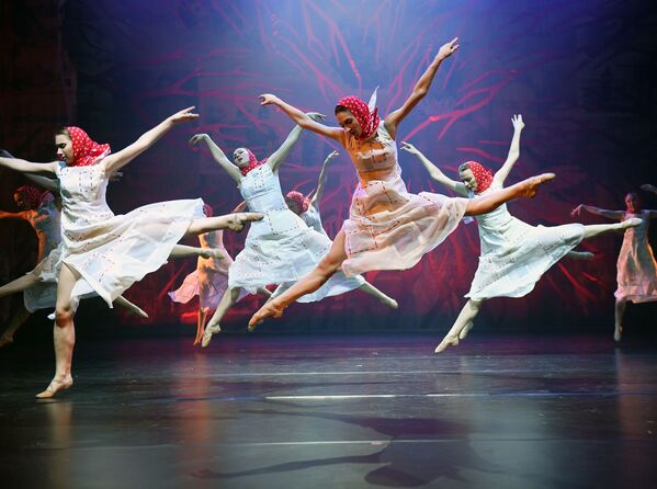 მოსკოვის ცეკვის თეატრის მოცეკვავეები უჩვენებენ სპექტაკლს „სახლი გზის პირას“ - Sputnik საქართველო