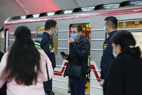 Особый контроль за ношением масок - в общественном транспорте. На фото - полицейские следят за соблюдением правила по ношению масок в тбилисском метро - Sputnik Грузия