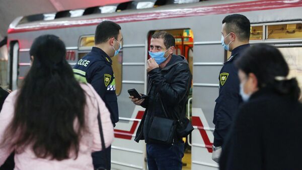 Патрульные полицейские следят за порядком в метро во время эпидемии коронавируса  - Sputnik Грузия