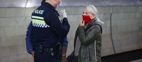 Патрульные полицейские следят за порядком в метро во время эпидемии коронавируса  - Sputnik Грузия