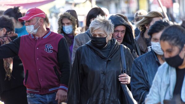 Эпидемия коронавируса. Жители столицы Грузии в масках идут по улице - Sputnik Грузия