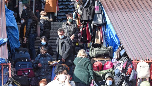 Эпидемия коронавируса. Жители столицы Грузии в масках у переходного моста на Вокзальной площади - Sputnik Грузия
