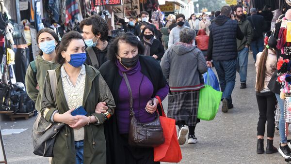 Эпидемия коронавируса. Жители столицы Грузии в масках на рынке. Пожилая женщина с дочерью - Sputnik Грузия