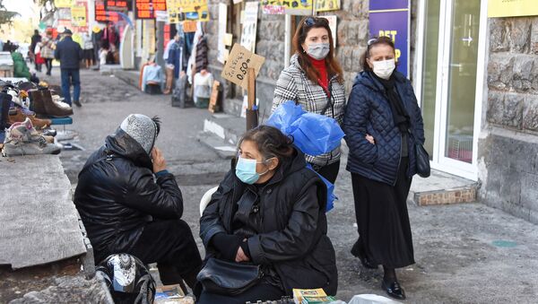 Эпидемия коронавируса. Жители столицы Грузии в масках идут по Вокзальной площади мимо уличных торговцев - Sputnik Грузия