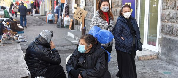 Эпидемия коронавируса. Жители столицы Грузии в масках идут по Вокзальной площади мимо уличных торговцев - Sputnik Грузия
