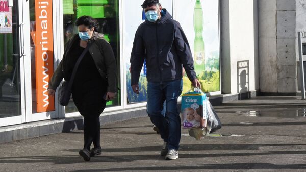 Эпидемия коронавируса. Жители столицы Грузии в масках с покупками у торгового центра - Sputnik Грузия