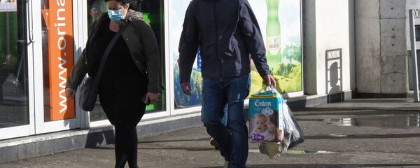 Эпидемия коронавируса. Жители столицы Грузии в масках с покупками у торгового центра - Sputnik Грузия