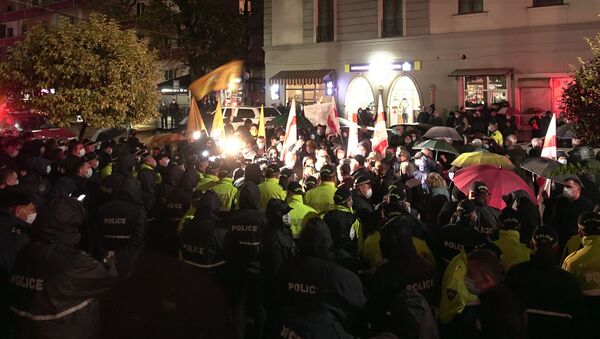 Зугдиди - акция протеста оппозиции у окружной избирательной комиссии вечером 7 ноября 2020 - Sputnik Грузия