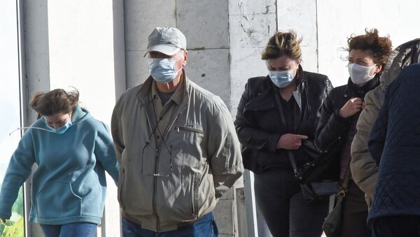 Эпидемия коронавируса. Пожилые люди в масках идут по улице - Sputnik Грузия