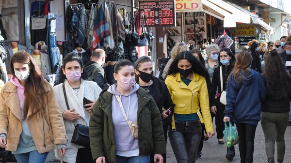 Эпидемия коронавируса. Жители столицы Грузии в масках идут мимо рынка на Вокзальной площади - Sputnik Грузия
