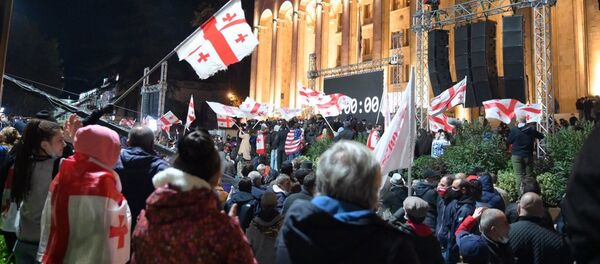 Масштабная акция протеста оппозиции в воскресенье 8 ноября 2020 перед зданием парламента Грузии - Sputnik Грузия