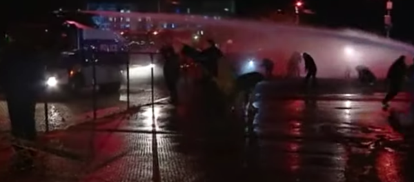 Как полиция применила водометы против протестующих у ЦИК Грузии - видео - Sputnik Грузия