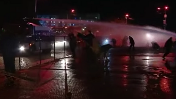 Как полиция применила водометы против протестующих у ЦИК Грузии - видео - Sputnik Грузия