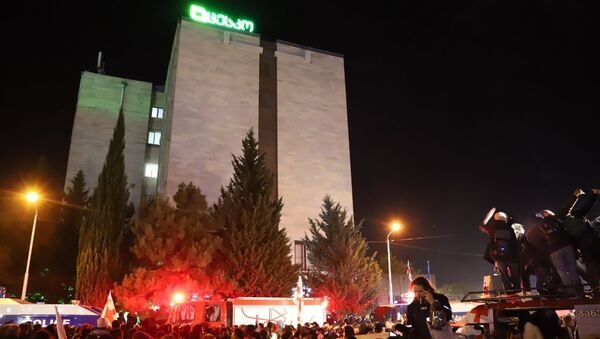 Ситуация у здания ЦИК Грузии 8 ноября 2020 года. Сторонники оппозиции ночью во время акции протеста - Sputnik Грузия