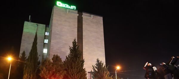 Ситуация у здания ЦИК Грузии 8 ноября 2020 года. Сторонники оппозиции ночью во время акции протеста - Sputnik Грузия