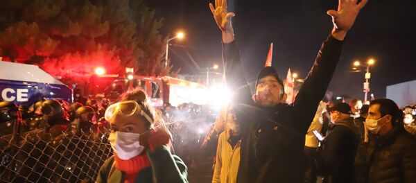 Ситуация у здания ЦИК Грузии 8 ноября 2020 года. Сторонники оппозиции ночью во время акции протеста - Sputnik Грузия