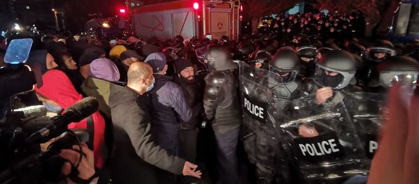 Ситуация у здания ЦИК Грузии 8 ноября 2020 года. Сторонники оппозиции ночью во время акции протеста Ситуация у здания ЦИК Грузии 8 ноября 2020 года. Сторонники оппозиции ночью во время акции протеста - Sputnik Грузия