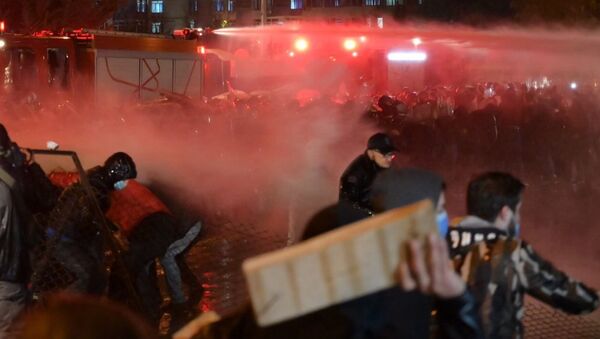 Ситуация у здания ЦИК Грузии. Полиция применила водометы против демонстрантов 8 ноября 2020 года - Sputnik Грузия