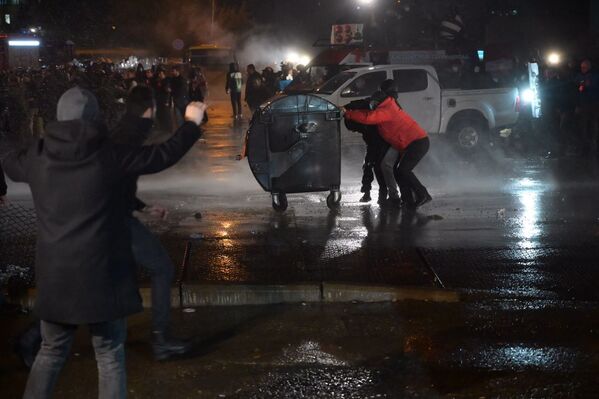 Три водомета поливали протестующих. Некоторые пытались укрыться за машинами и мусорными баками



 - Sputnik Грузия