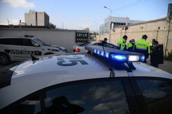 С утра в понедельник у въезда на территорию, прилегающую к зданию ЦИК Грузии, дежурит несколько экипажей полиции - Sputnik Грузия