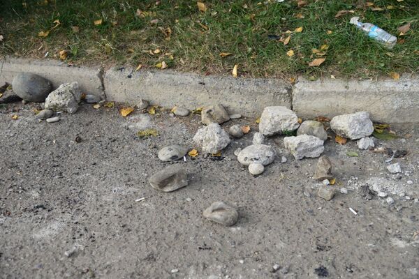 Там же валяются камни, которые кидали в полицию - Sputnik Грузия