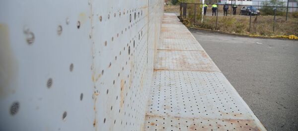 Территория у здания ЦИК Грузии утром 9 ноября 2020 года. Поломанные ограждения, камни и мусор Территория у здания ЦИК Грузии утром 9 ноября 2020 года. Поломанные ограждения, камни и мусор - Sputnik Грузия