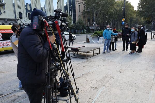 К зданию парламента также прибыли несколько активистов оппозиции, чтобы дать интервью - Sputnik Грузия