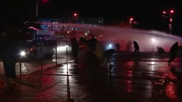 როგორ გამოიყენა პოლიციამ წყლის ჭავლი ცესკოს შენობასთან მომიტინგეების წინააღმდეგ - ვიდეო - Sputnik საქართველო