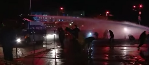 როგორ გამოიყენა პოლიციამ წყლის ჭავლი ცესკოს შენობასთან მომიტინგეების წინააღმდეგ - ვიდეო როგორ გამოიყენა პოლიციამ წყლის ჭავლი ცესკოს შენობასთან მომიტინგეების წინააღმდეგ - ვიდეო - Sputnik საქართველო