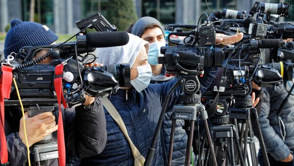 Операторы грузинских телеканалов в масках во время эпидемии коронавируса - Sputnik Грузия