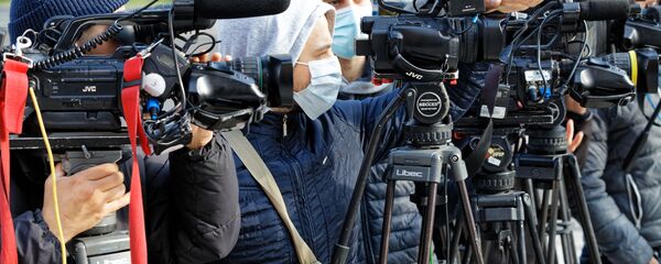 Операторы грузинских телеканалов в масках во время эпидемии коронавируса - Sputnik Грузия