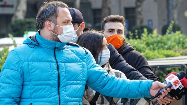 Журналисты грузинских телеканалов в масках во время эпидемии коронавируса - Sputnik Грузия
