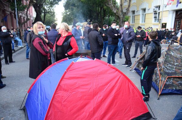 А в Батуми после масштабной воскресной акции, сторонники оппозиции установили палатки - Sputnik Грузия
