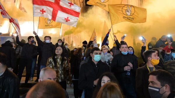 Акция протеста оппозиции у здания парламента Грузии 9 ноября 2020 года - Sputnik Грузия