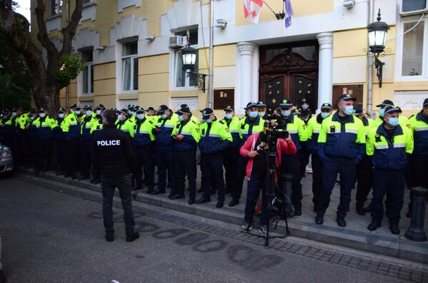 Полиция также охраняет здание правительства Аджарии, но противостояния с митингующими нет - Sputnik Грузия