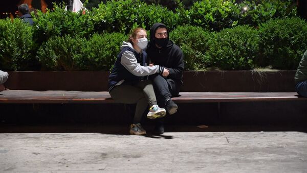 Парень и девушка в масках от коронавируса. Акция протеста оппозиции у здания парламента Грузии 9 ноября 2020 года - Sputnik Грузия