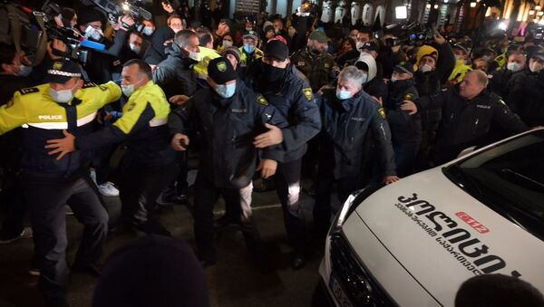 Полиция задерживает протестующих. Акция протеста оппозиции у здания парламента Грузии 9 ноября 2020 года - Sputnik Грузия