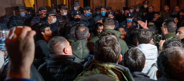 ფაშინიანის გადაწყვეტილებით უკმაყოფილო ადამიანები მთავრობის წინააღმდეგ გამოვიდნენ ფაშინიანის გადაწყვეტილებით უკმაყოფილო ადამიანები მთავრობის წინააღმდეგ გამოვიდნენ - Sputnik საქართველო