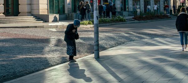 Город Кутаиси - центр. Прохожие в масках во время эпидемии коронавируса - Sputnik Грузия