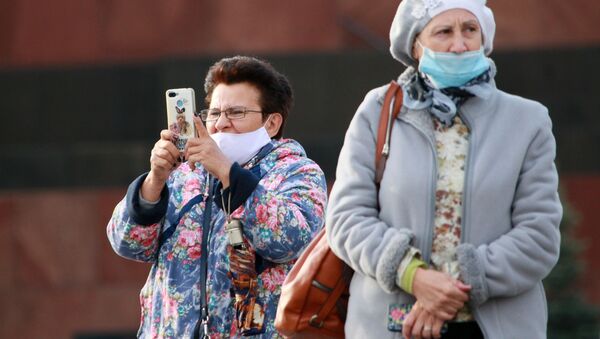 Женщины в медицинских масках на Красной площади в Москве. - Sputnik Грузия