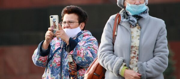 Женщины в медицинских масках на Красной площади в Москве. - Sputnik Грузия